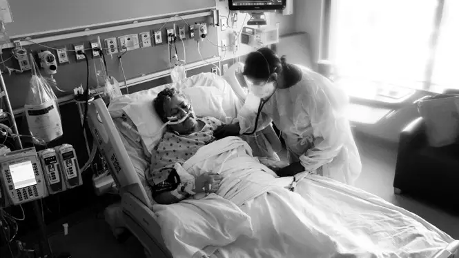 a respiratory therapist treats a COVID-19 patient